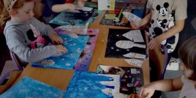 Moja miejscowość nocą 🌜- praca wykonana za pomocą farb i wycinków z gazet 🎨🖼️