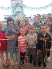 Kolorowe eksperymenty, wata cukrowa, budowle z patyczków i dyskoteka – Dzień Dziecka pełen atrakcji!