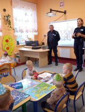 Wizyta policjantów w przedszkolu i szkole