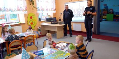 Wizyta policjantów w przedszkolu i szkole