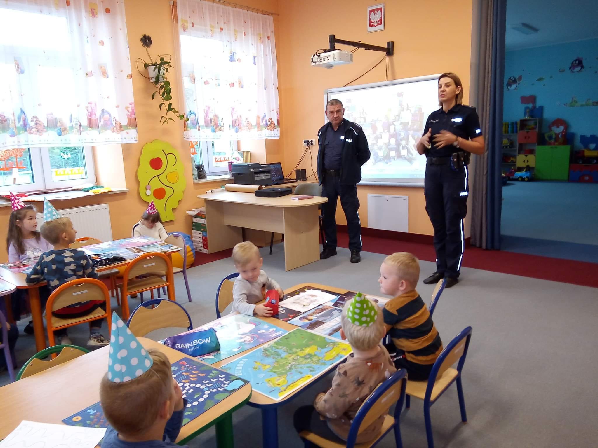 Wizyta policjantów w przedszkolu i szkole