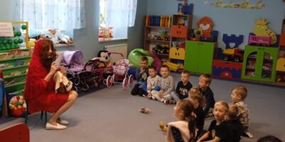 Dzień Głośnego Czytania i wizyta czerwonego Kapturka w przedszkolu