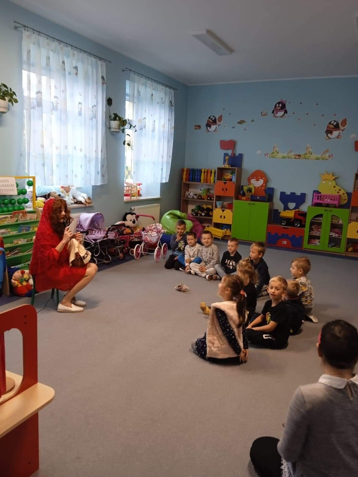 Dzień Głośnego Czytania i wizyta czerwonego Kapturka w przedszkolu
