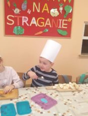 Kolorowa i zdrowa sałatka owocowa w wykonaniu przedszkolaków