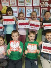 Pierwszoklasiści i ich przygotowania do Święta Niepodległości