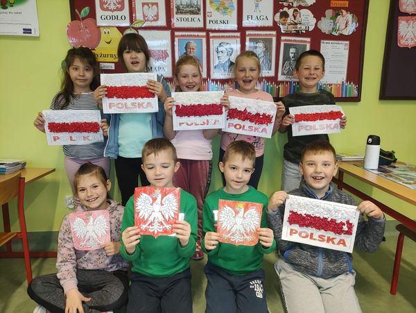 Pierwszoklasiści i ich przygotowania do Święta Niepodległości