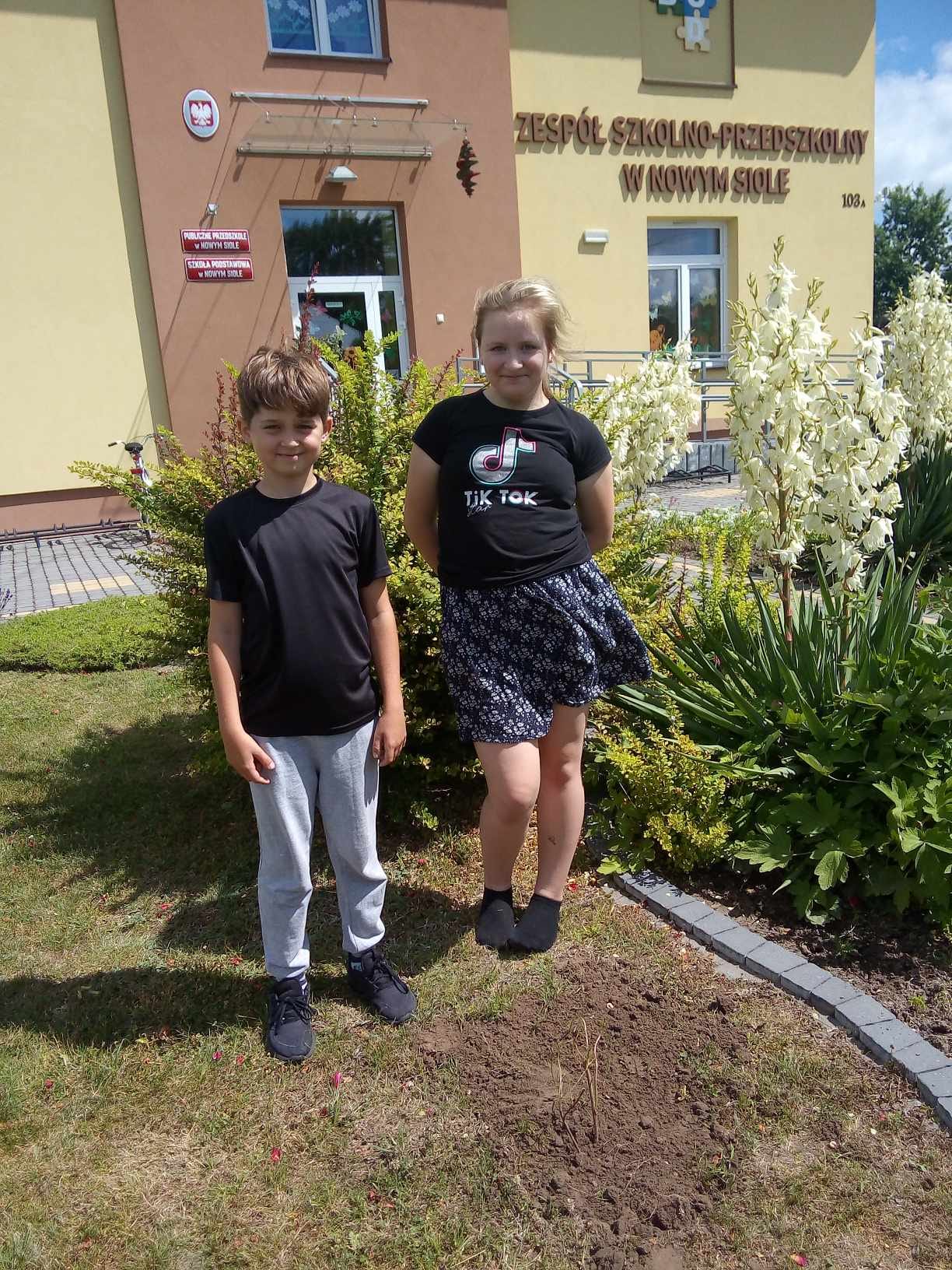 Zasadzenie pamiątkowego krzewu przez uczniów klasy IV